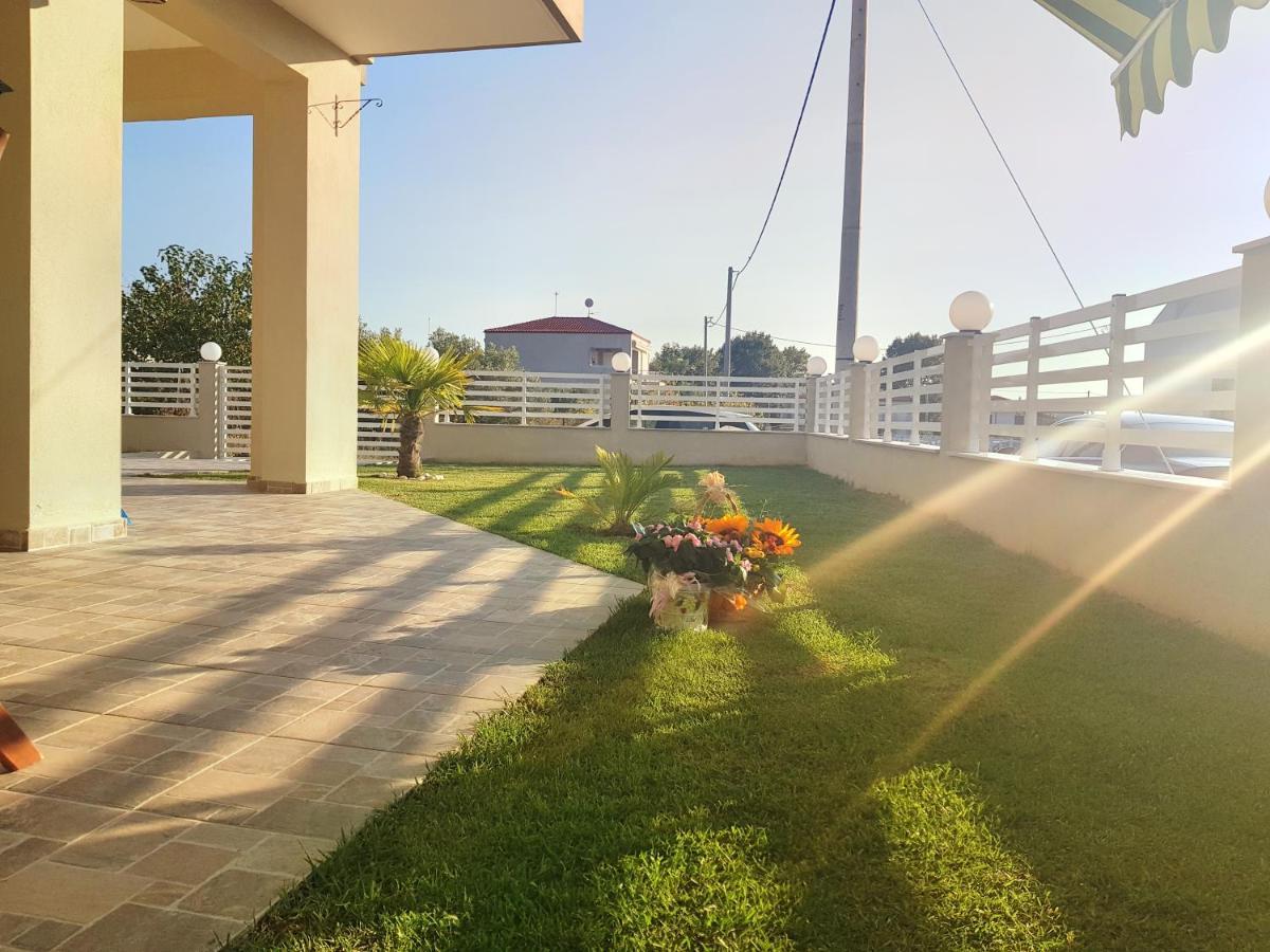 Mango Apartment Никити Екстериор снимка